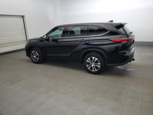 Midnight Black Metallic 2022 Toyota Highlander XLE