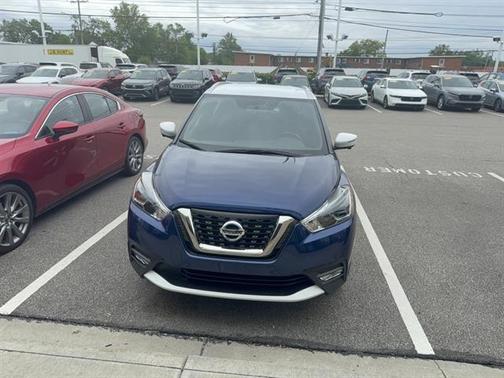 Deep Blue Pearl / Fresh Powder 2018 Nissan Kicks SR