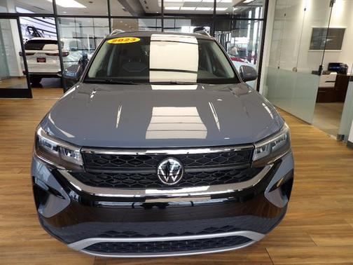 Pure Gray 2023 Volkswagen Taos 1.5T SE