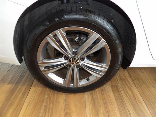Opal White Pearl Effect 2024 Volkswagen Jetta 1.5T SE