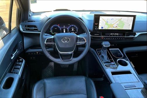 2025 Toyota Sienna Platinum