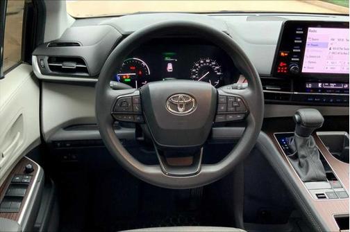 2023 Toyota Sienna LE