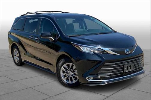 2022 Toyota Sienna XLE 8 Passenger