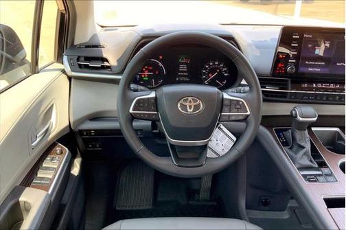 2022 Toyota Sienna XLE 8 Passenger