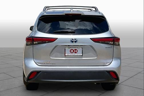 Celestial Silver Metallic 2021 Toyota Highlander Hybrid XLE