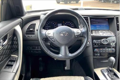 2017 INFINITI QX70 Base