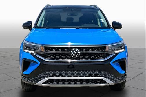 Cornflower Blue w/Deep Black Roof 2024 Volkswagen Taos 1.5T SE