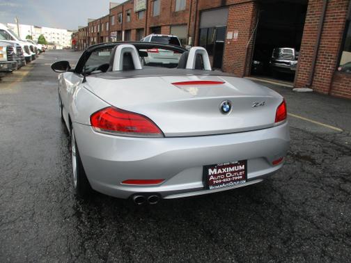 Photo 3 of 22 of 2011 BMW Z4 sDrive30i