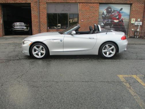Photo 2 of 22 of 2011 BMW Z4 sDrive30i