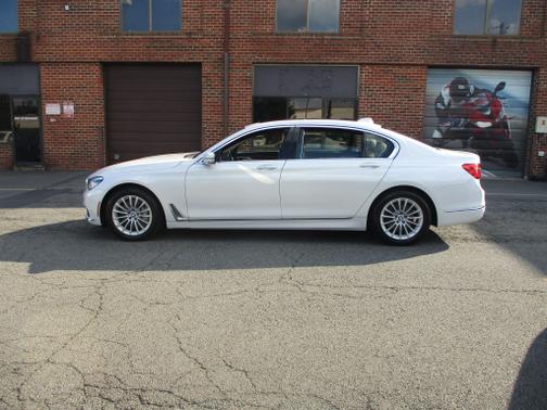 Photo 2 of 28 of 2016 BMW 750 750i xDrive