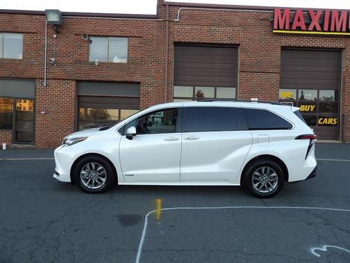 2021 Toyota Sienna XLE 8 Passenger