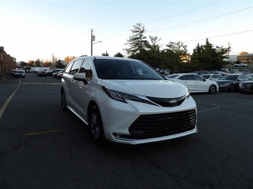 2021 Toyota Sienna XLE 8 Passenger