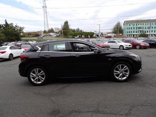 2017 INFINITI QX30 Luxury