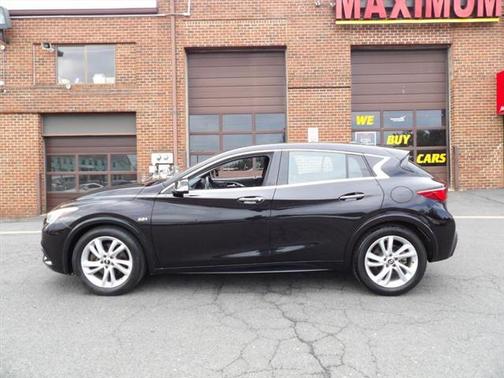 2017 INFINITI QX30 Luxury