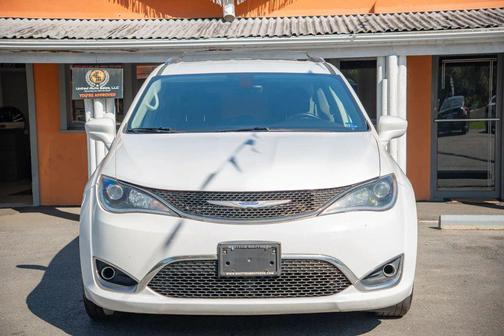 White 2019 Chrysler Pacifica Touring L