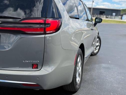 Ceramic Gray Clearcoat 2023 Chrysler Pacifica Limited
