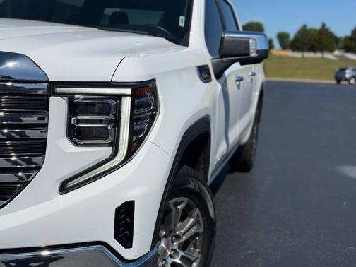 White 2024 GMC Sierra 1500 SLT