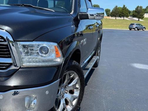 Brilliant Black Crystal Pearlcoat 2017 RAM 1500 Laramie