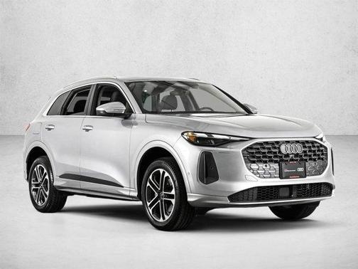 Florett Silver Metallic 2025 Audi Q5 2.0T quattro Premium