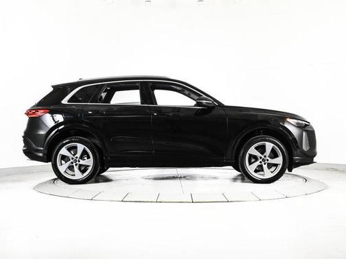 Mythos Black Metallic 2025 Audi Q5 2.0T quattro Premium