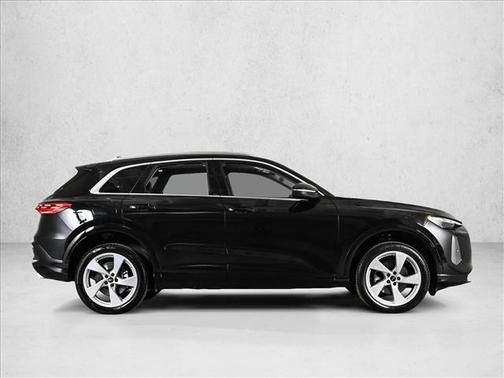 Mythos Black Metallic 2025 Audi Q5 2.0T quattro Premium
