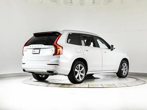 Crystal White Metallic 2021 Volvo XC90 T6 Momentum 6 Passenger