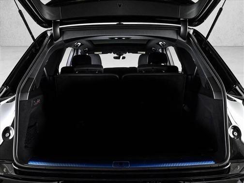 Mythos Black Metallic 2026 Audi Q7 PLUS