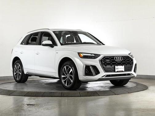Ibis White 2023 Audi Q5 45 S line Premium Plus
