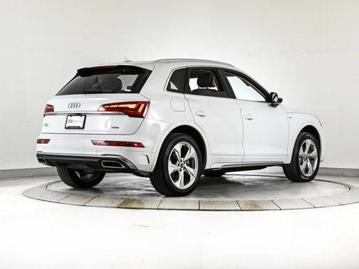 Glacier White Metallic 2023 Audi Q5 45 S line Premium Plus