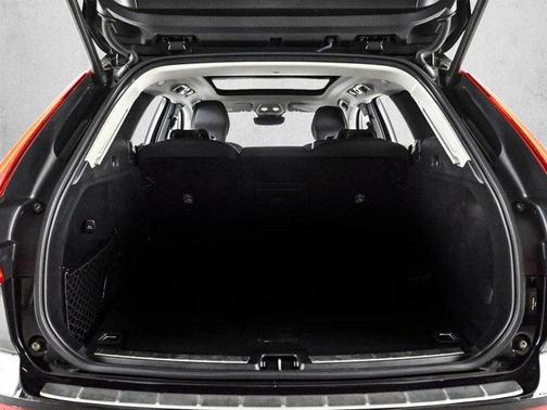 Onyx Black Metallic 2022 Volvo XC60 Recharge Plug-In Hybrid INSCRIPTION