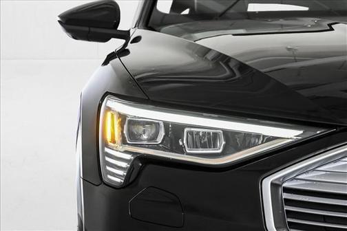 2022 Audi e-tron Premium Plus