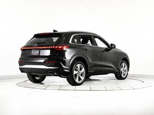 Mythos Black Metallic 2025 Audi Q5 2.0T quattro Premium