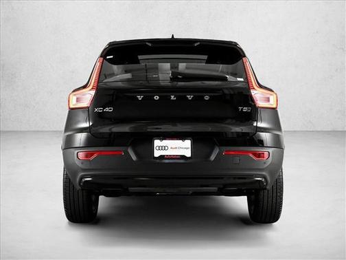 2022 Volvo XC40 T5 R-Design