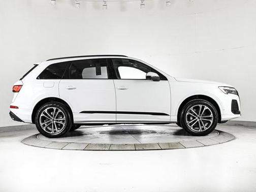 Glacier White Metallic 2026 Audi Q7 45 Premium
