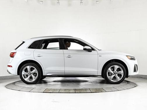 Glacier White Metallic 2023 Audi Q5 45 S line Premium Plus