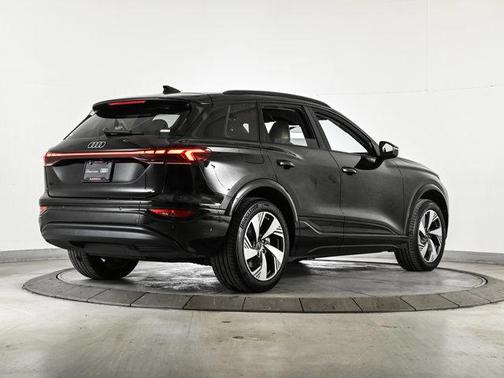 Mythos Black Metallic 2025 Audi Q6 e-tron Premium