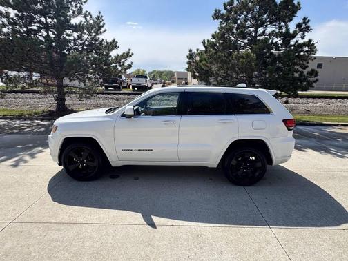 Off White 2015 Jeep Grand Cherokee Altitude