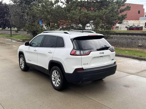 Off White 2019 Jeep Cherokee Latitude