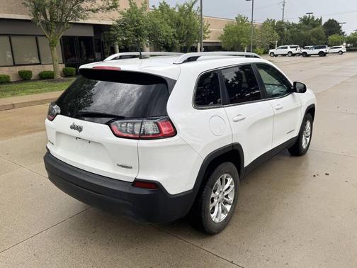 Off White 2019 Jeep Cherokee Latitude