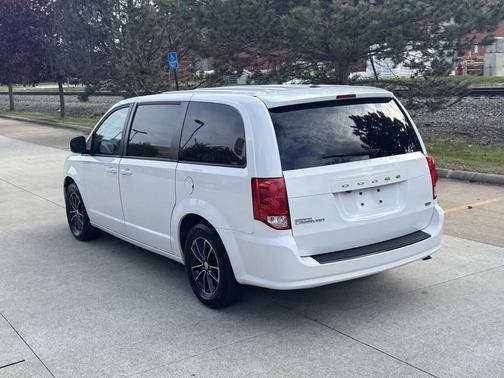 Off White 2018 Dodge Grand Caravan SE