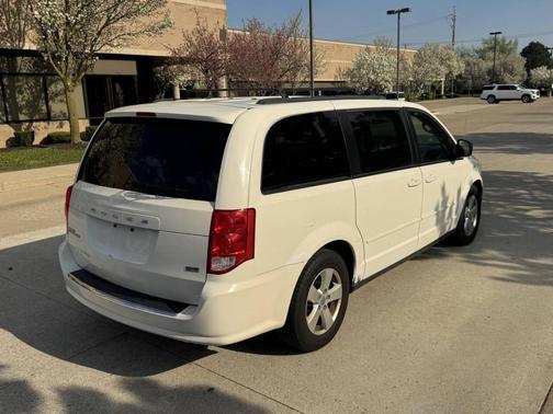 Off White 2012 Dodge Grand Caravan SXT