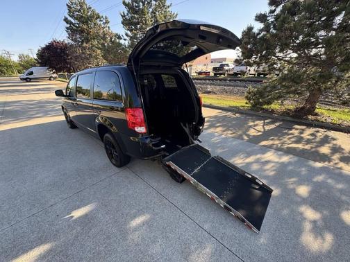 Black 2019 Dodge Grand Caravan GT