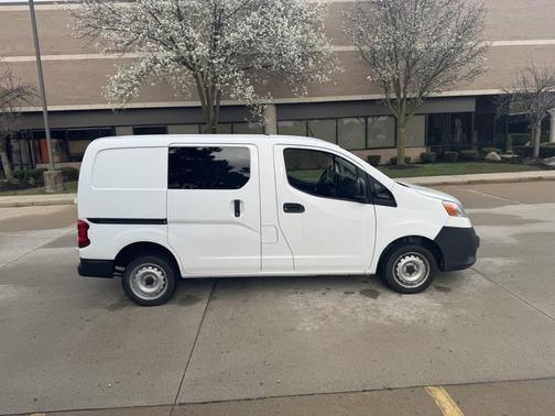 Off White 2015 Nissan NV200 S