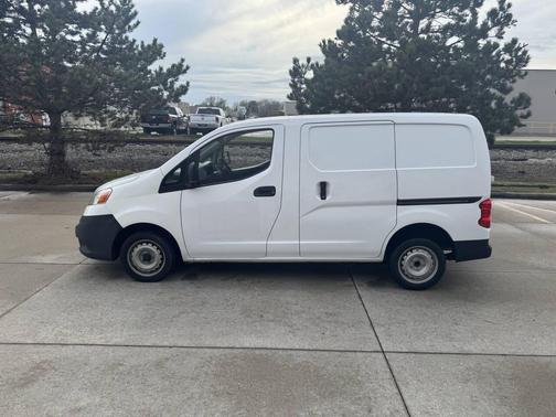 Off White 2015 Nissan NV200 S