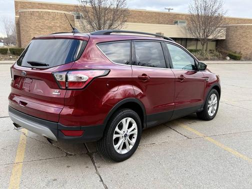 Red 2018 Ford Escape SE