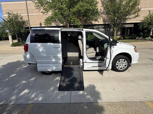 Off White 2016 Dodge Grand Caravan AVP/SE