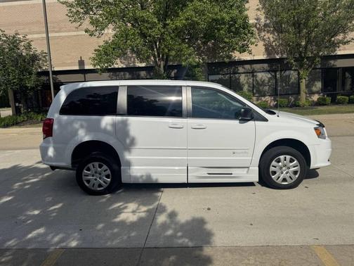 Off White 2016 Dodge Grand Caravan AVP/SE