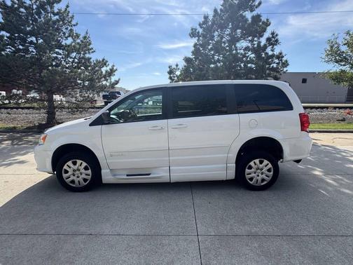 Off White 2016 Dodge Grand Caravan AVP/SE