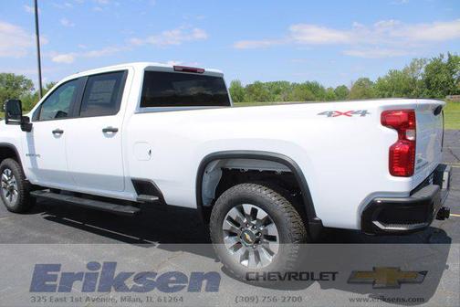 Summit White 2026 Chevrolet Silverado 2500 Custom