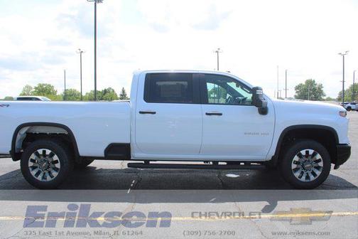 Summit White 2026 Chevrolet Silverado 2500 Custom